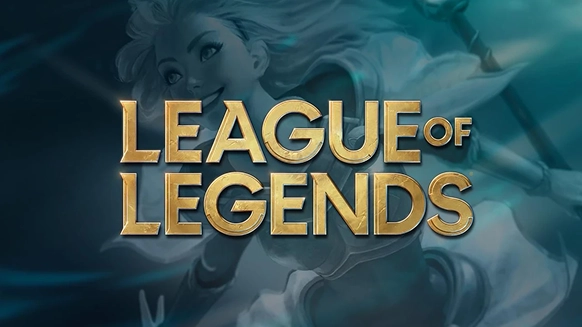Złote logo gry League of Legends umieszczone pośrodku na rozmyłym turkusowym tle z wizerunkiem Lux